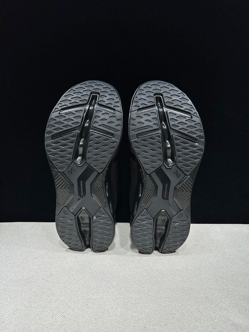 On Cloudeclipse Running Shoes, All in Black - product image from the listing.