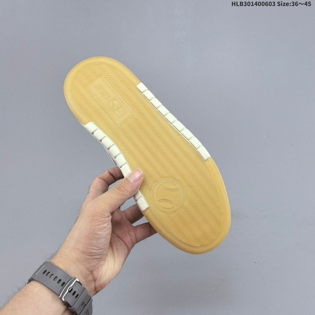 MLB New York Yankees Platform Trainers in Off-White - product image from the listing.