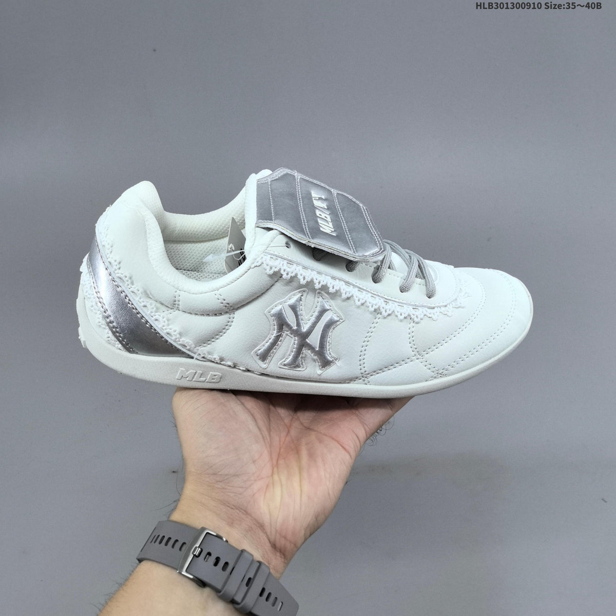 MLB New York Yankees Low-Profile Casual Trainers - product image from the listing.