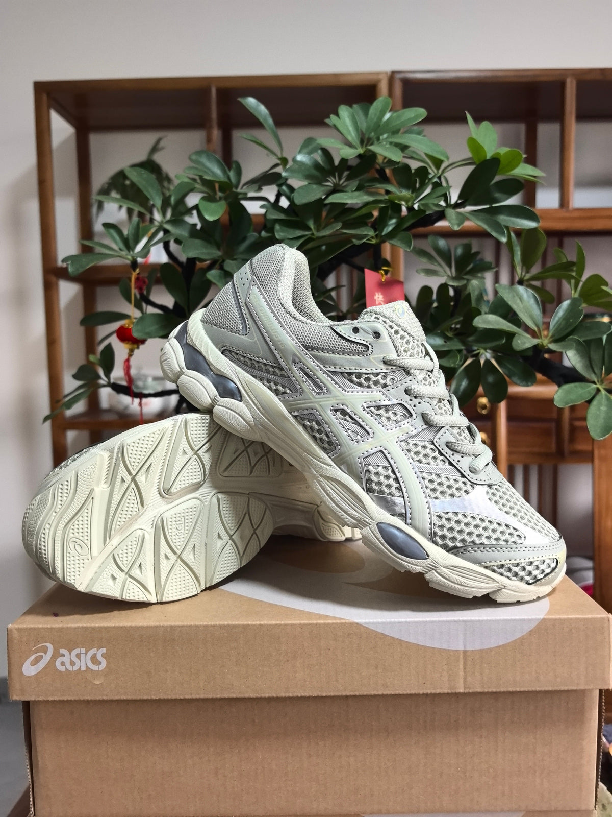 ASICS GEL-Cumulus 16 Sneakers in Gray and Fluorescent in Green - product image from the listing.