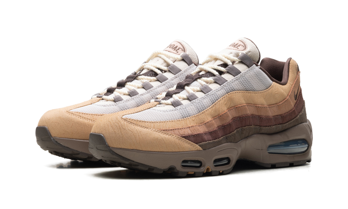 "Big Bubble Ducks of a Feather Oregon Ducks Lumber Yard" Air Max 95 IQ3988 001 - product image from the listing.