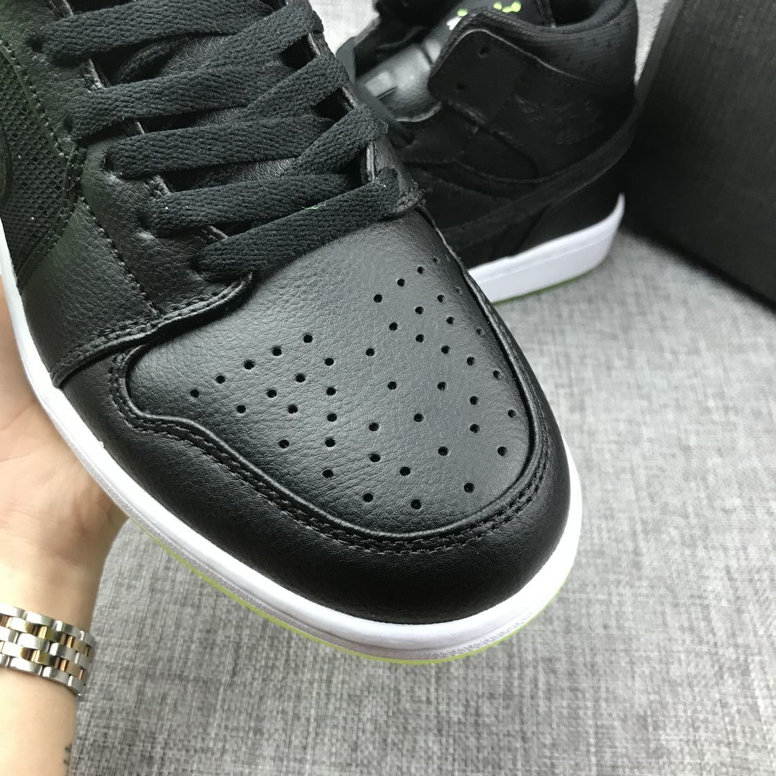Strap Black and Fluorescent Green Sneaker - Jordan 1 High 364770-007 - product image from the listing.