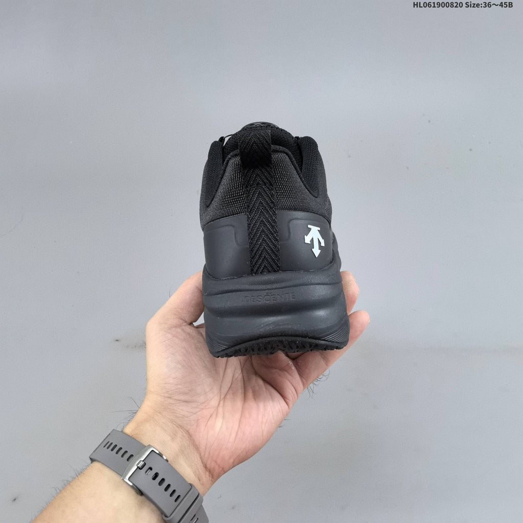 DESCENTE LAVITATE TRAIL WIRE 3.0 Sneakers in Black - product image from the listing.