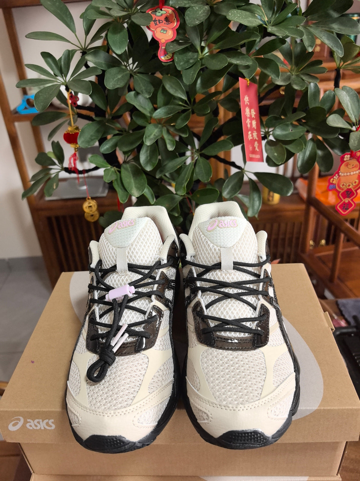 ASICS GEL-Kayano 5 360 Sneakers, in White and Black - product image from the listing.