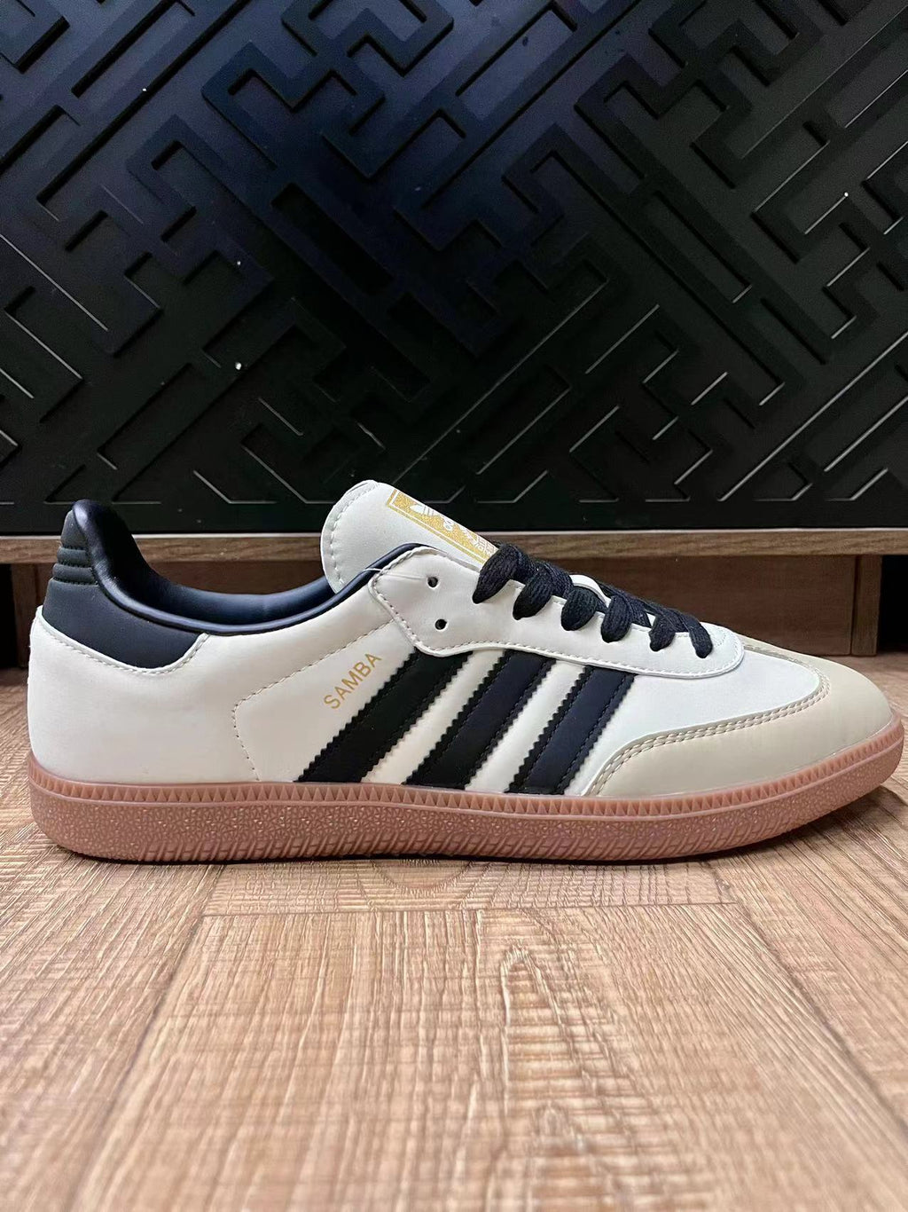 adidas Samba Low-Cut Sneakers White Black Gum Sole - product image from the listing.