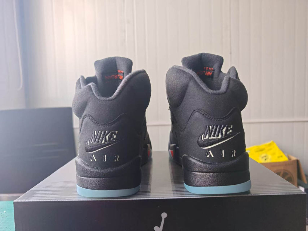 "New Halloween" Air Jordan 5 - product image from the listing.