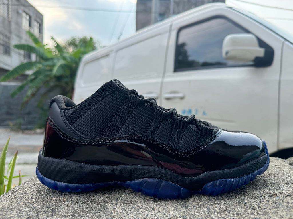 Black/Gamma Blue - Air Jordan 11 Retro - product image from the listing.