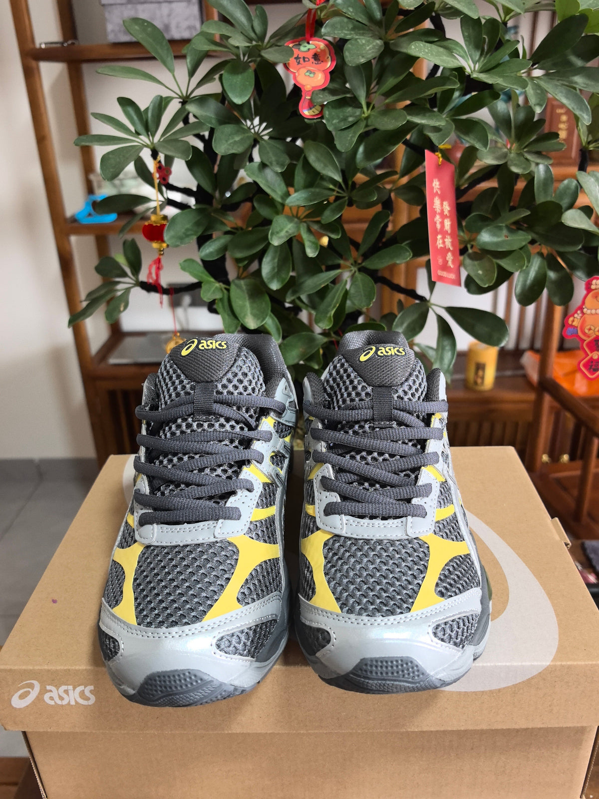 ASICS GEL-KAYANO 16 Sneakers in Gray Silver Yellow - product image from the listing.