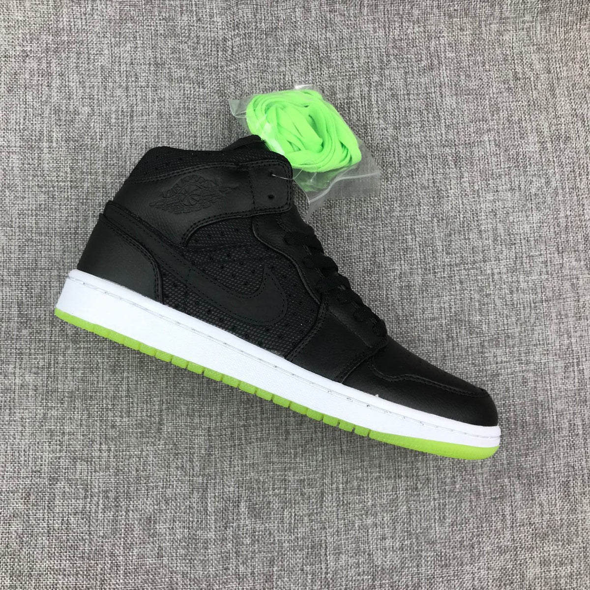Strap Black and Fluorescent Green Sneaker - Jordan 1 High 364770-007 - product image from the listing.
