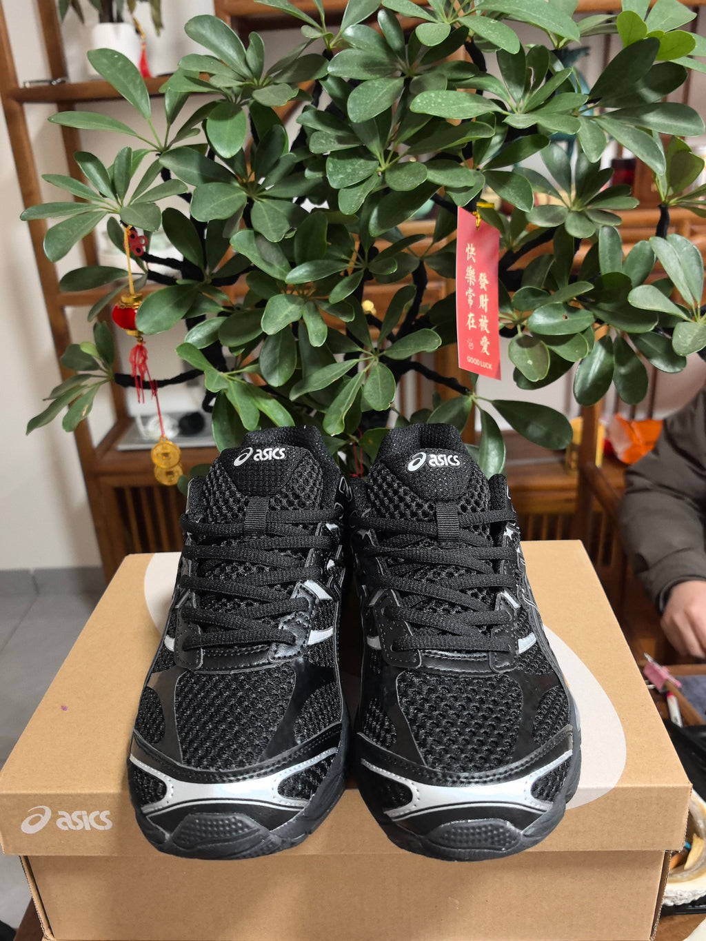 ASICS Gel-Cumulus 16 Sneakers in Black and White - product image from the listing.