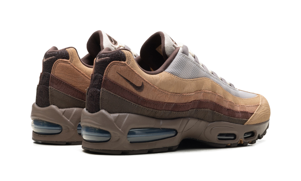 "Big Bubble Ducks of a Feather Oregon Ducks Lumber Yard" Air Max 95 IQ3988 001 - product image from the listing.