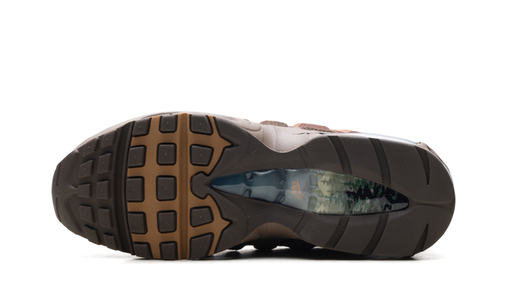 "Big Bubble Ducks of a Feather Oregon Ducks Lumber Yard" Air Max 95 IQ3988 001 - product image from the listing.