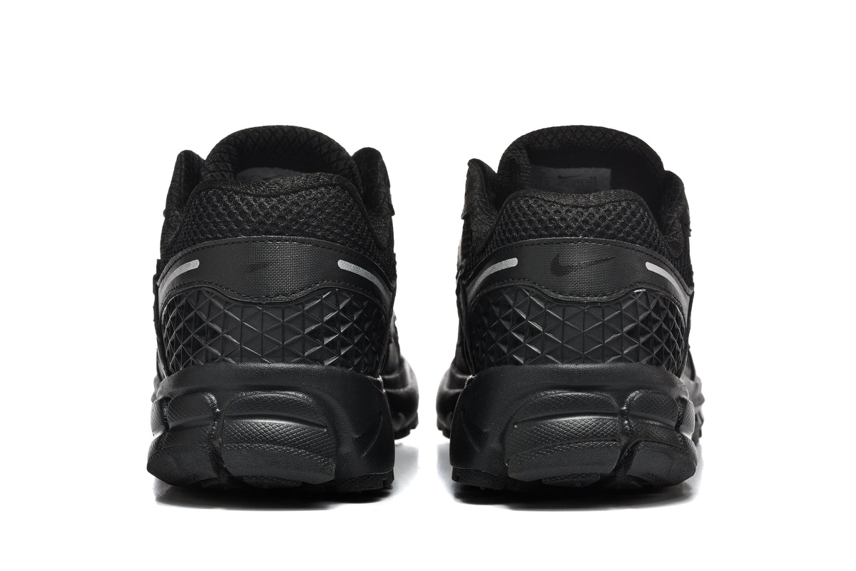 Nike Vomero 5 Black Running-Style Trainers - product image from the listing.