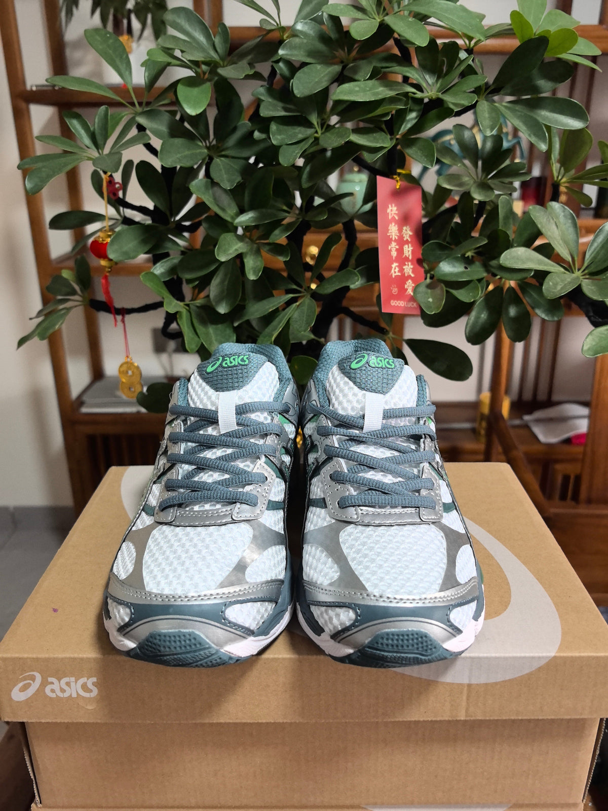 Green and White ASICS GEL-Cumulus 16 Sneakers - product image from the listing.
