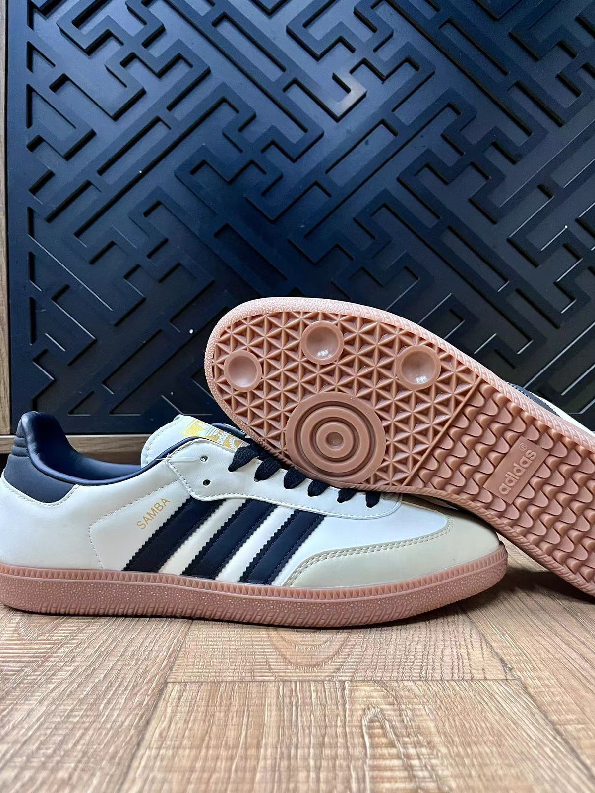 adidas Samba Low-Cut Sneakers White Black Gum Sole - product image from the listing.