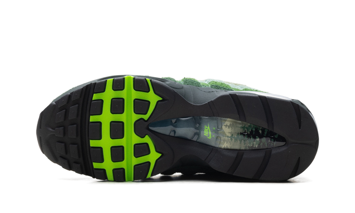 "Big Bubble Ducks of a Feather Oregon Ducks The Woods" Air Max 95 IQ3986 300 - product image from the listing.