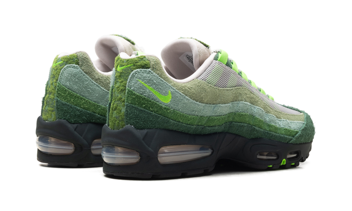 "Big Bubble Ducks of a Feather Oregon Ducks The Woods" Air Max 95 IQ3986 300 - product image from the listing.